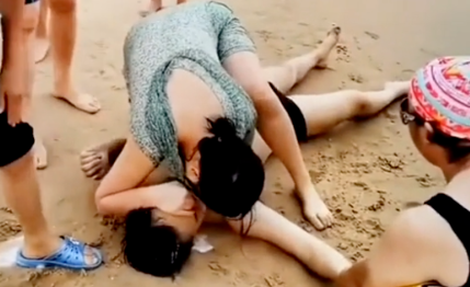 一段山东女子“泳衣救人”视频曝光:袒胸露臂秀事业线,又是反转?