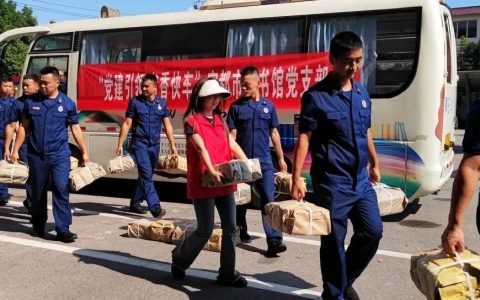 “七月似流火，书香送清凉” ——宜都市图书馆送党的二十大精神进营区