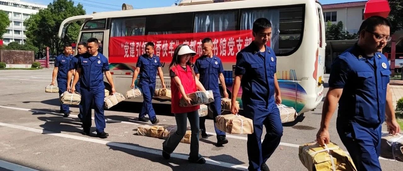 “七月似流火，书香送清凉” ——宜都市图书馆送党的二十大精神进营区