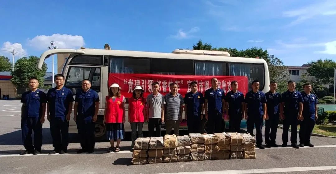 “七月似流火,书香送清凉” ——宜都市图书馆送党的二十大精神进营区