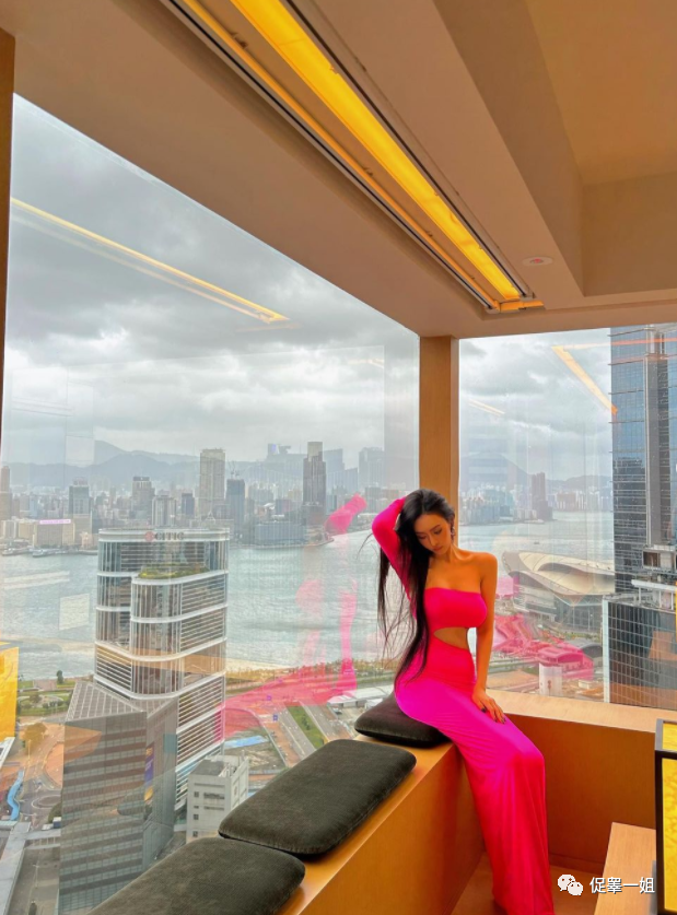 当健身女孩展现出“窄腰美臀”,多少小哥直接看傻眼....