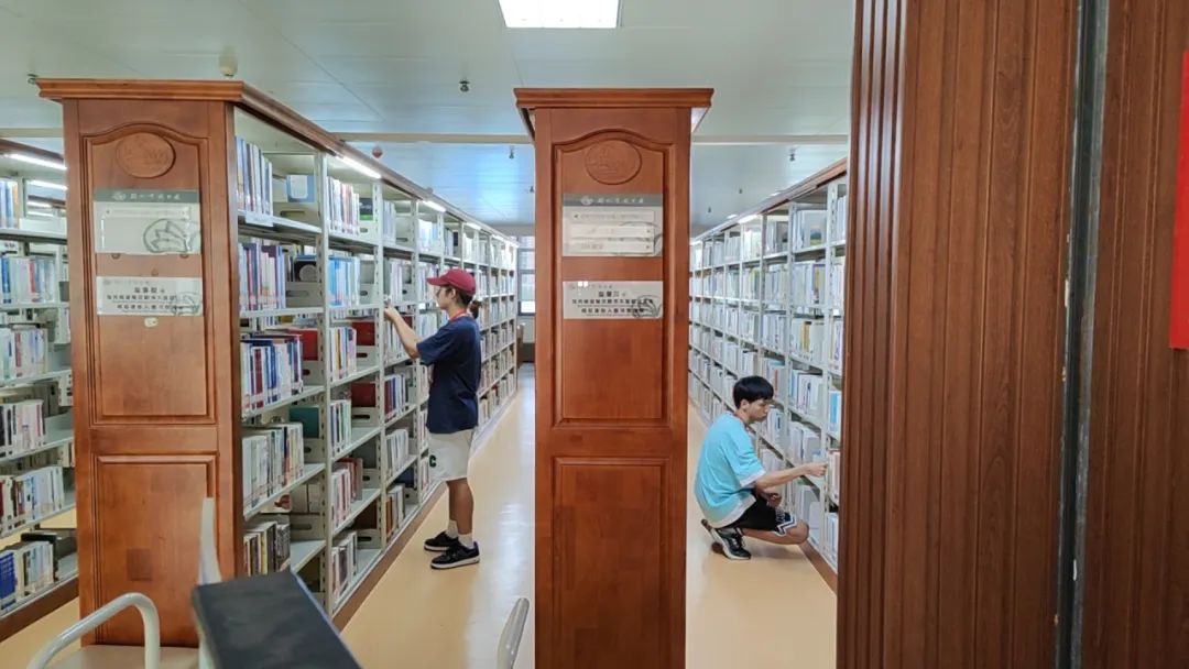 “爱与奉献”的风吹到了荆州市图书馆