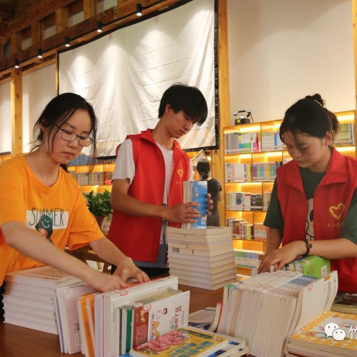 竹山县图书馆完成龙井书苑7000册新书上架