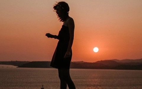 知名女星被曝“摘除子宫”，裸身囚禁男狱：这一幕我不敢看...