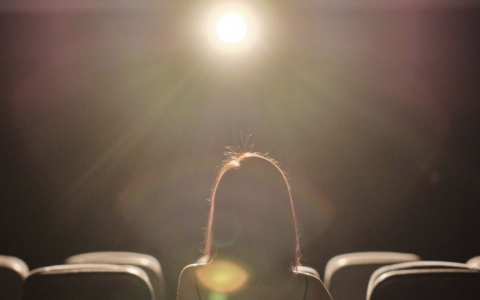 陈思诚再为40岁前妻佟丽娅庆生，无惧90后女友吃醋，网友直呼离谱