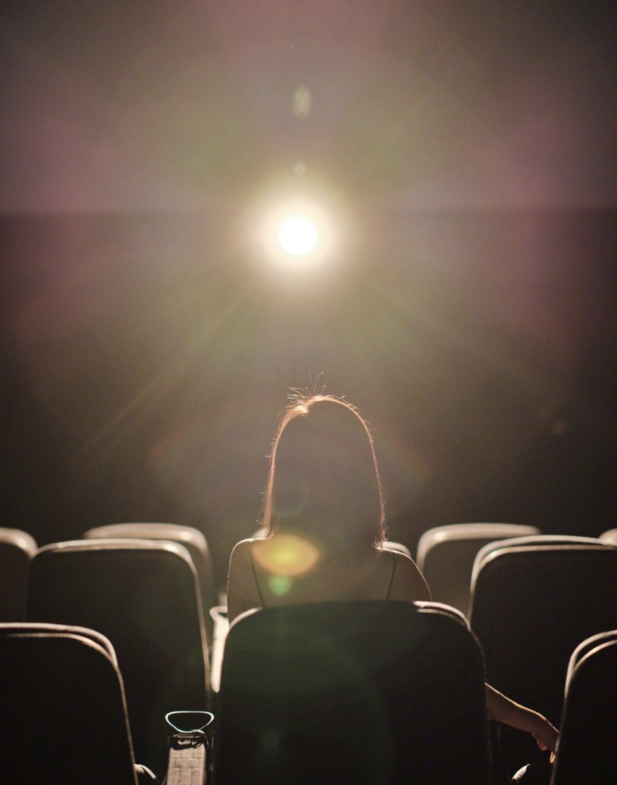 陈思诚再为40岁前妻佟丽娅庆生，无惧90后女友吃醋，网友直呼离谱