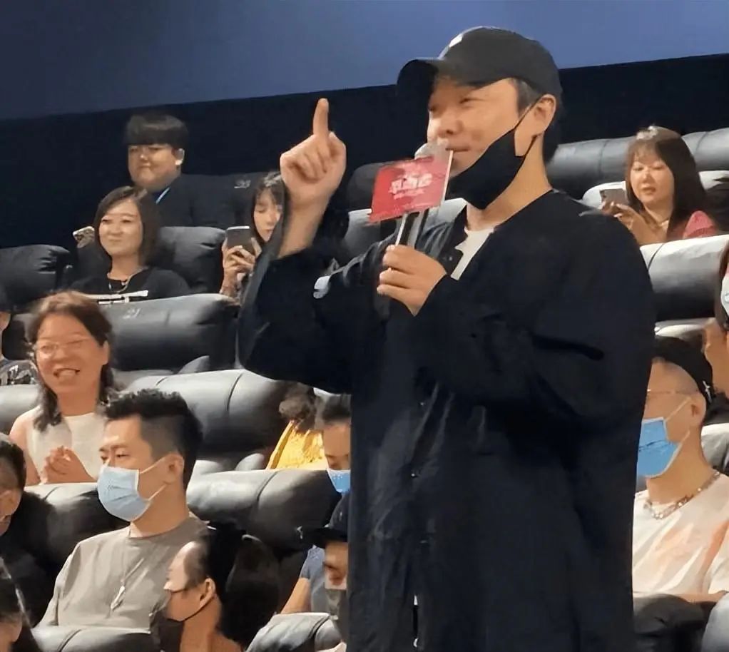 陈思诚再为40岁前妻佟丽娅庆生，无惧90后女友吃醋，网友直呼离谱