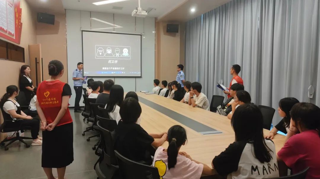 “书香为伴 志愿同行”：丹江口市图书馆召开2023年暑期志愿服务表彰大会