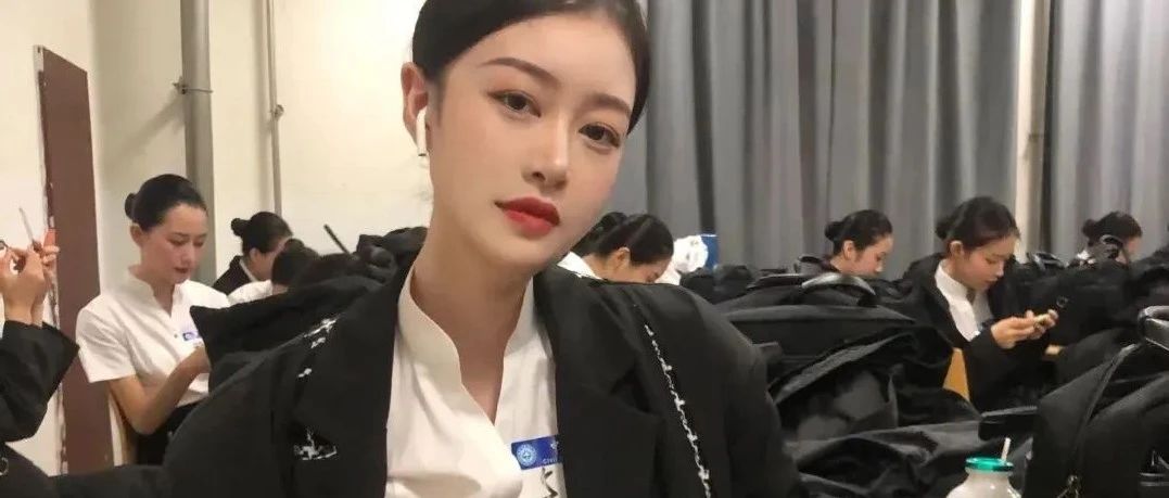 当171cm空姐脱下制服穿上包臀裙！这画面太美我不敢看……