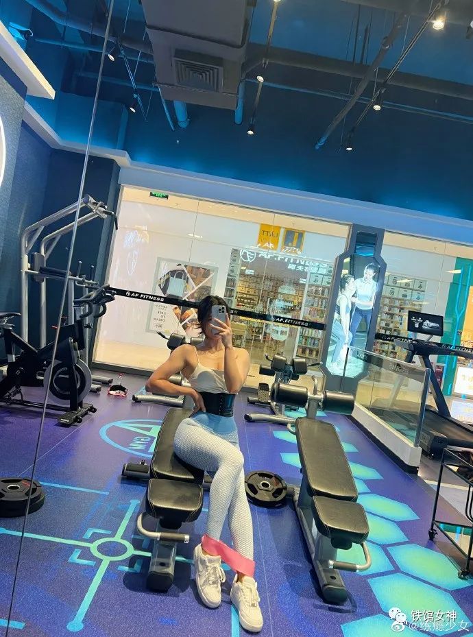 97cm的密臀，还是搭配牛仔裤最好看！！