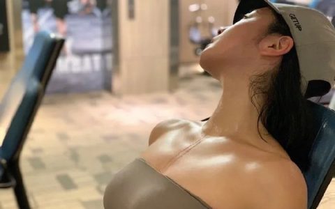 武汉26岁性感女主播，健身3年练出犯规身材，网友：不敢多看