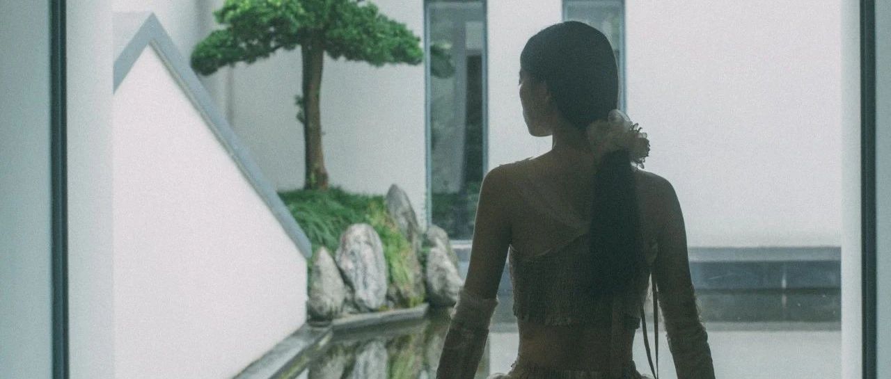 佟丽娅的瓜，这次有点大！震惊全网：离婚2年后，她又被渣男“家暴”了？