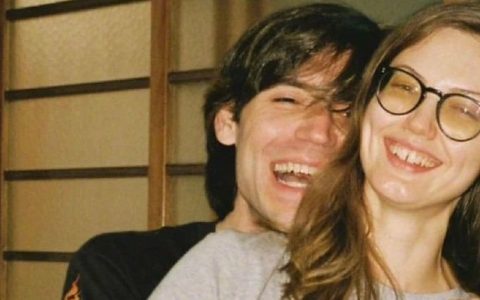 29岁最丑超模生娃，看到老公后网友笑了：这一家的颜值也是够绝的...