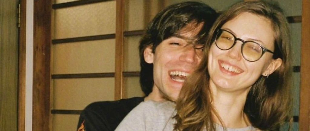 29岁最丑超模生娃，看到老公后网友笑了：这一家的颜值也是够绝的...