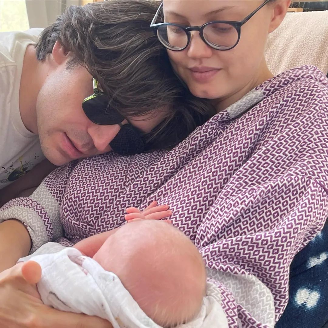 29岁最丑超模生娃,看到老公后网友笑了:这一家的颜值也是够绝的...