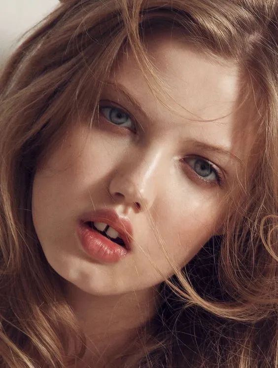 29岁最丑超模生娃,看到老公后网友笑了:这一家的颜值也是够绝的...