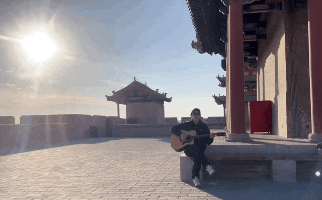 躺桥洞、睡长椅,立志唱遍100城的他却说: 勇敢的人先享受世界