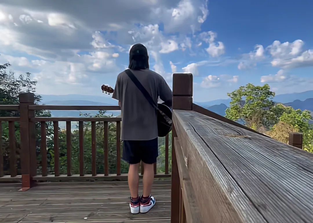 躺桥洞、睡长椅,立志唱遍100城的他却说: 勇敢的人先享受世界