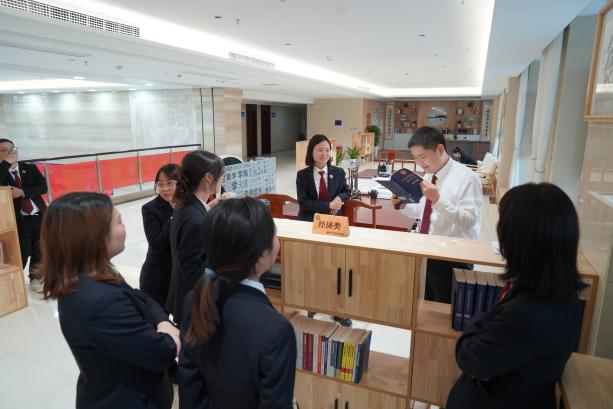 法治青春 同学共进：法检青年联动共赴一场“书香之约”