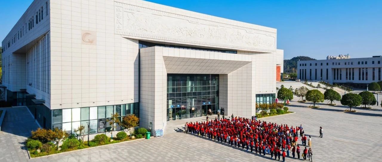 咸安区打造图书馆新型阅读空间：让阅读与科技相融合