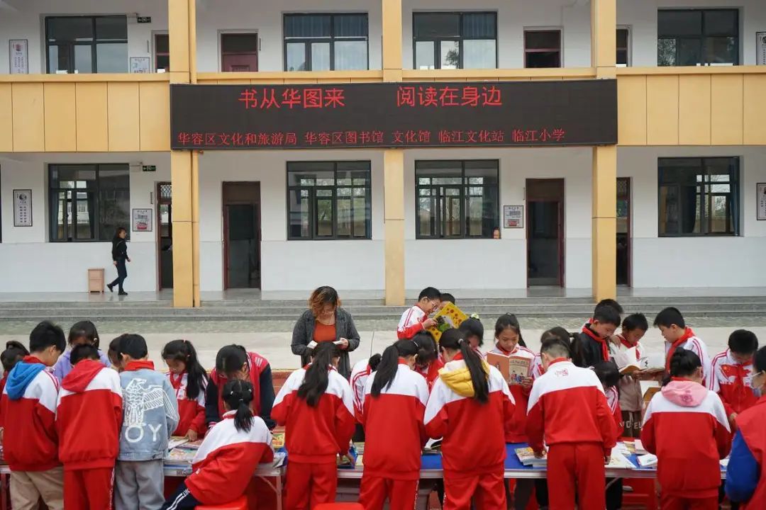“让阅读在身边” ：华容区图书馆开展流动图书下基层全民阅读活动