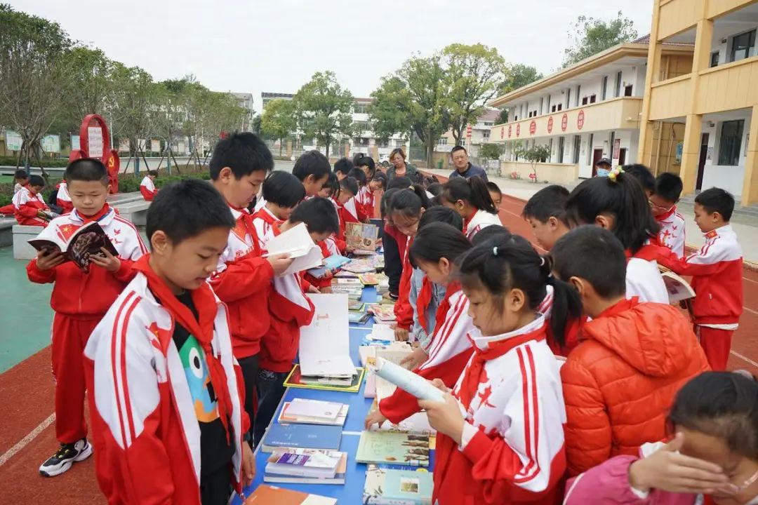 “让阅读在身边” ：华容区图书馆开展流动图书下基层全民阅读活动