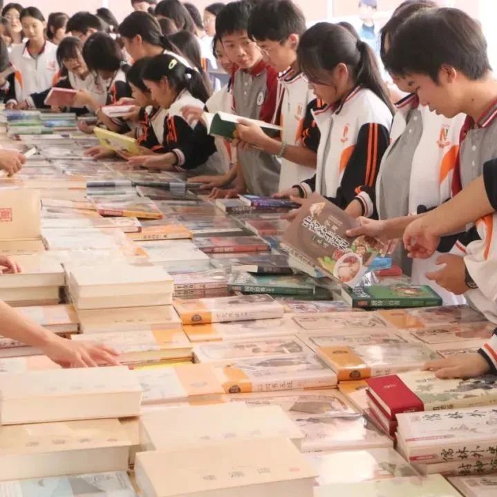 “文明新江陵 书香润万家”全民阅读活动走进江陵县职业教育中心