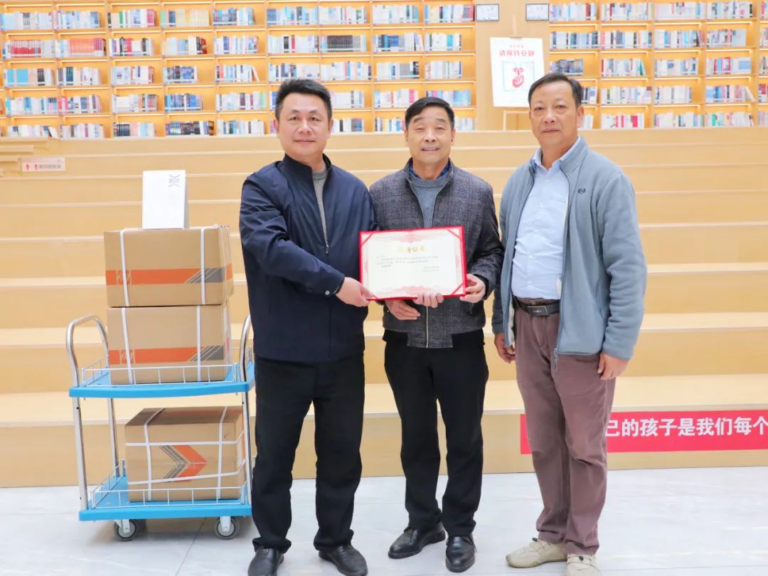 “爱心捐赠 共沐书香” 咸安区图书馆收到本土作家孔艺捐赠图书