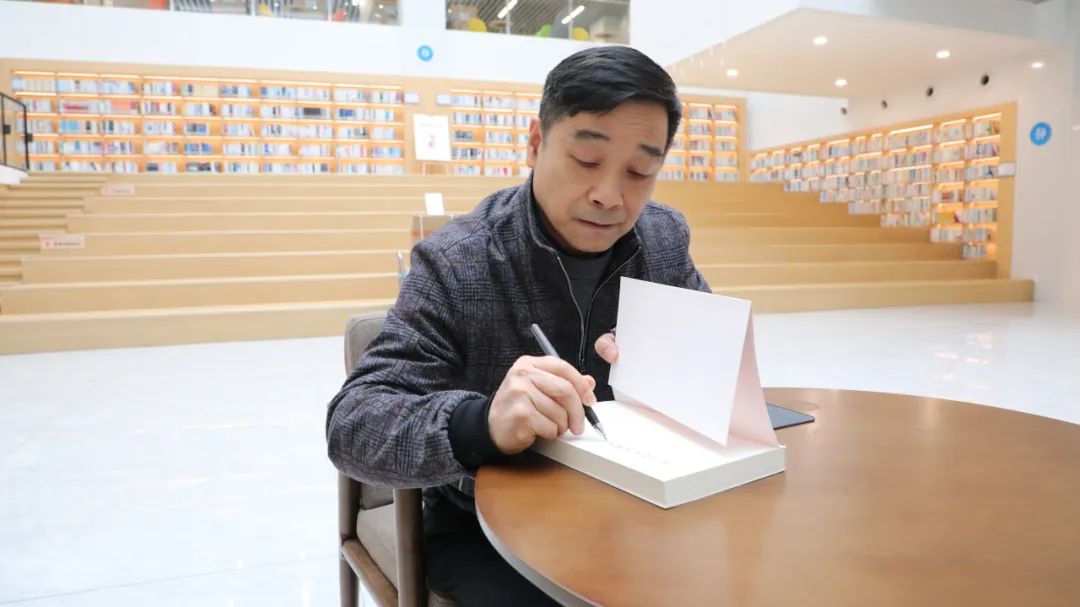 “爱心捐赠 共沐书香” 咸安区图书馆收到本土作家孔艺捐赠图书