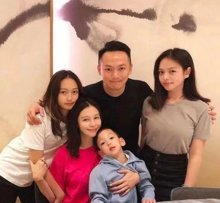 她宣布离婚，是果然被李靓蕾锤中了吗？