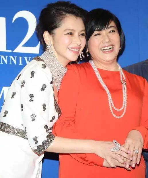 她宣布离婚，是果然被李靓蕾锤中了吗？