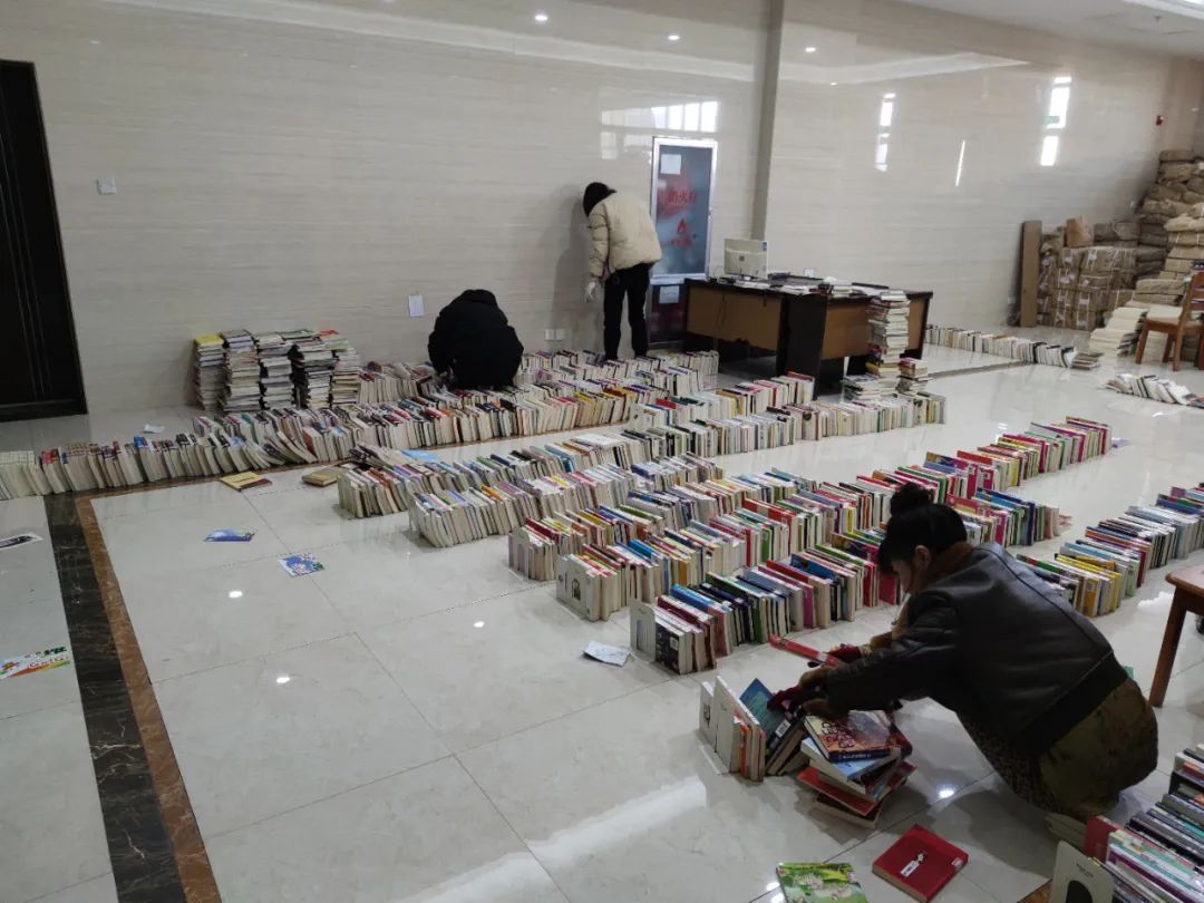 房县图书馆:新书上架迎新春