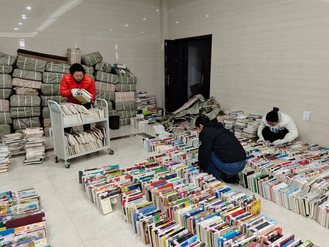 房县图书馆:新书上架迎新春