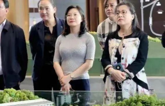 疯传！美女局长乱搞男女关系被查！！