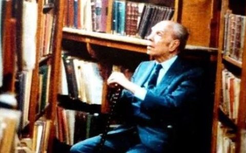 豪华的图书馆里装满粗浅的书籍