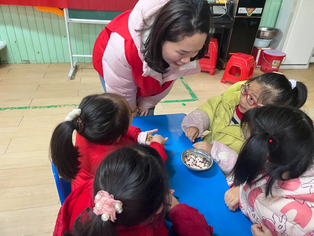 老河口市图书馆开展“喝碗腊八粥 快乐过新年”腊八寻年味传统文化主题活动