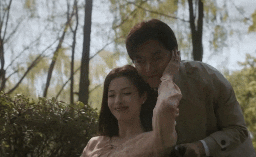 放弃大美人钟楚曦,出轨“老小三”,全网震惊:他发癫!