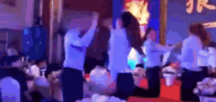 拒绝职场PUA:半裸、舌吻、被摸......年会之后,我辞职了