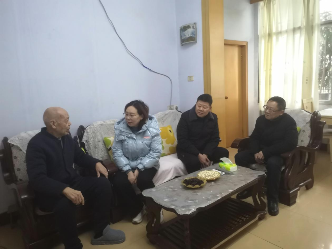 新春慰问，岁寒情暖！襄阳市图书馆节前慰问离退休老干部