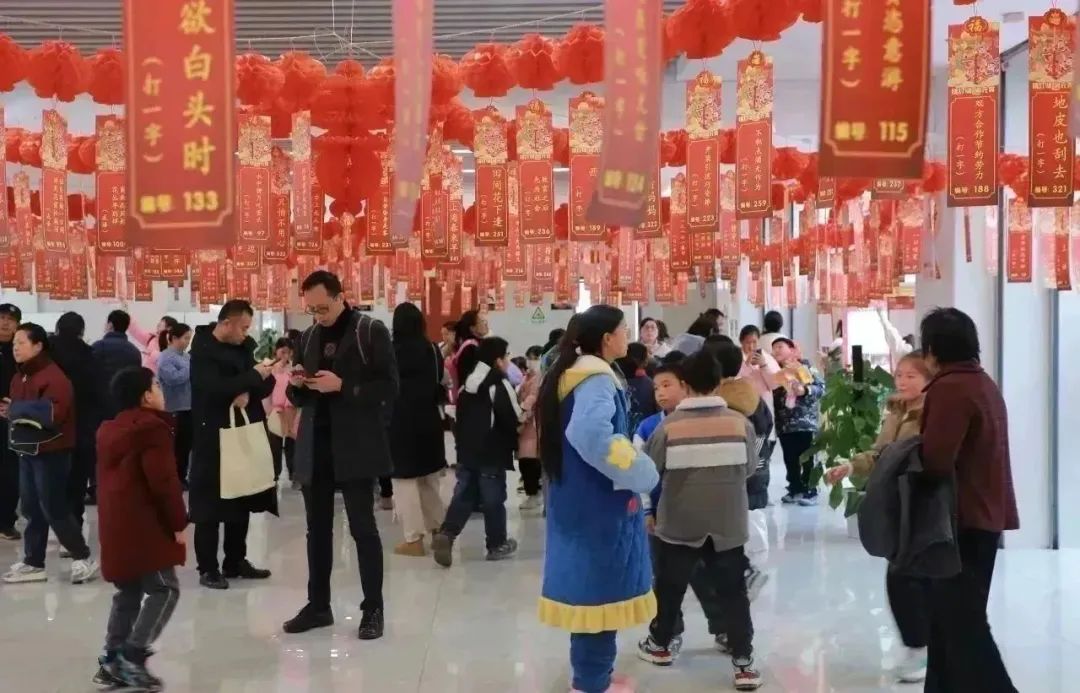 咸安区图书馆举办“非遗启智猜灯谜 灯影映团圆”灯谜竞猜活动