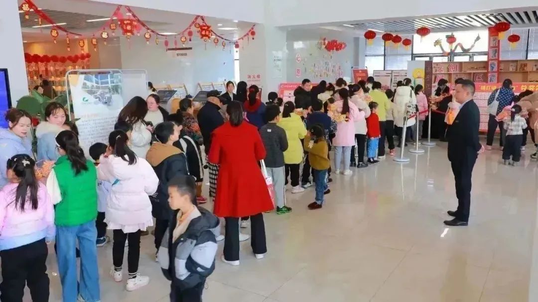 咸安区图书馆举办“非遗启智猜灯谜 灯影映团圆”灯谜竞猜活动