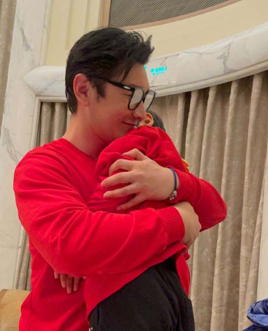 黄晓明忽然公开认爱,晒出照片:我爱了他整整7年!