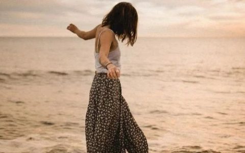 57岁宋祖英近照曝光，高龄产子，身后的男人瞒不住了……