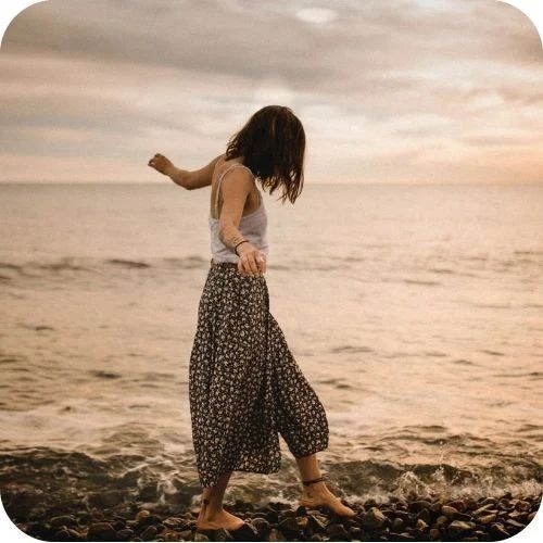 57岁宋祖英近照曝光，高龄产子，身后的男人瞒不住了……