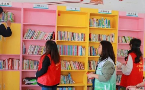 咸安区图书馆图书流动车驶入聂家村  播撒文化种子