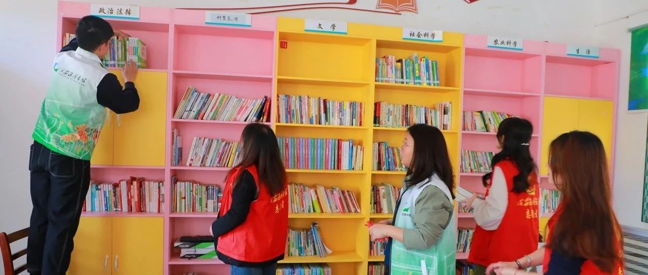 咸安区图书馆图书流动车驶入聂家村  播撒文化种子