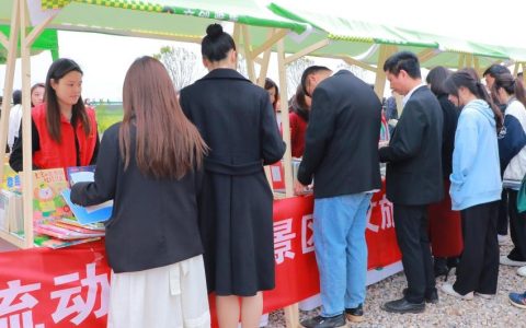 咸安区图书馆举办“流动图书进景区，文旅融合添书香”图书流动车进景区活动