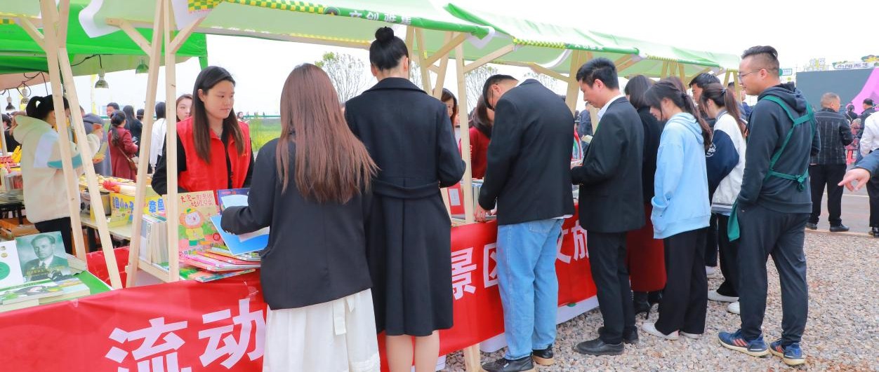 咸安区图书馆举办“流动图书进景区，文旅融合添书香”图书流动车进景区活动