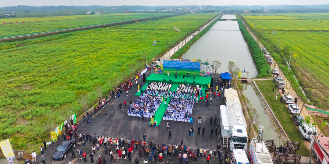 咸安区图书馆举办“流动图书进景区，文旅融合添书香”图书流动车进景区活动