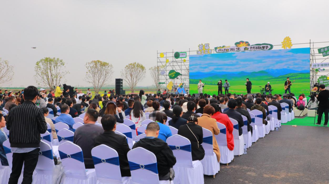 咸安区图书馆举办“流动图书进景区，文旅融合添书香”图书流动车进景区活动